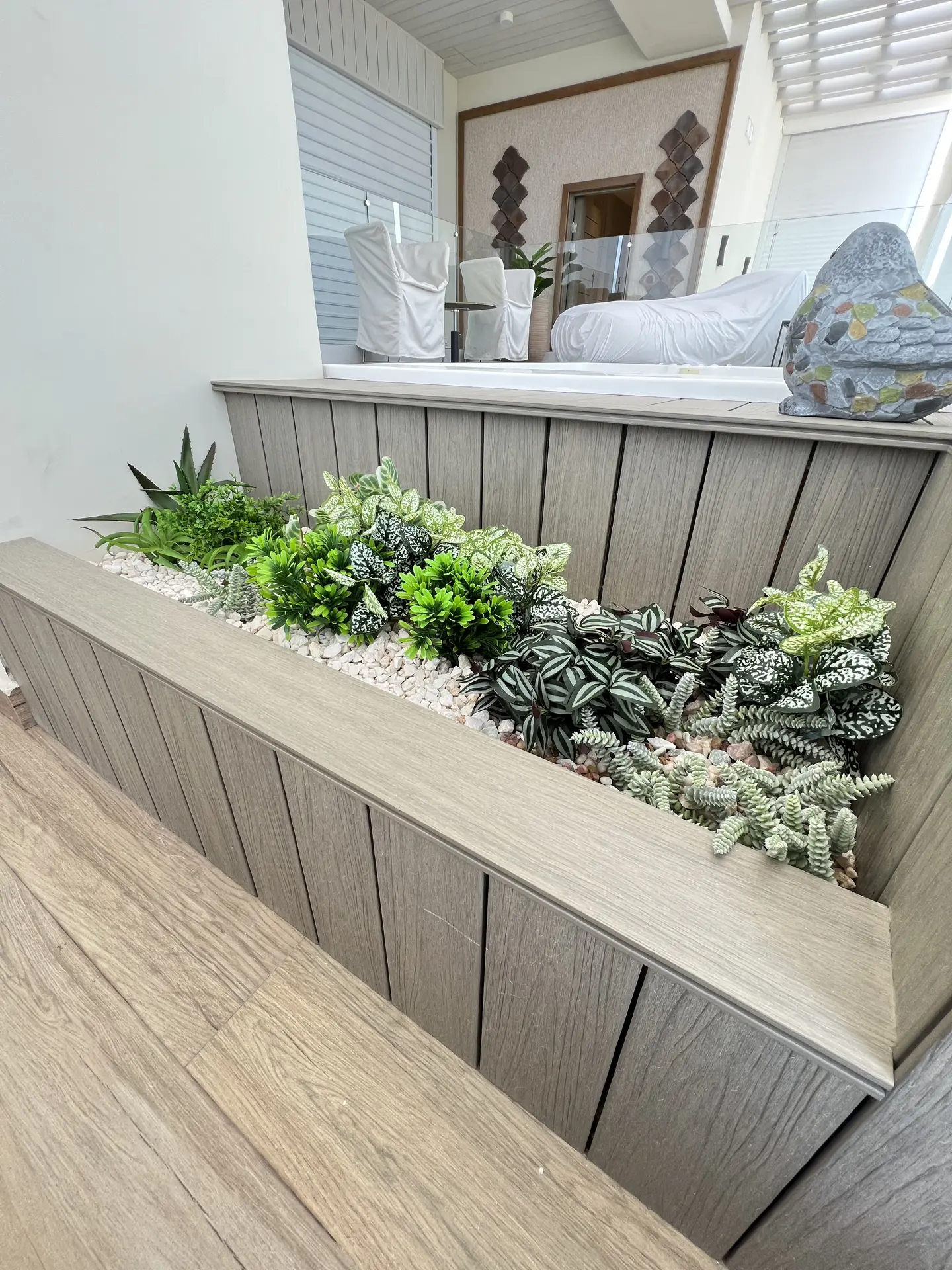 Decoracion Verde Variada En Mueble tipo Macetero