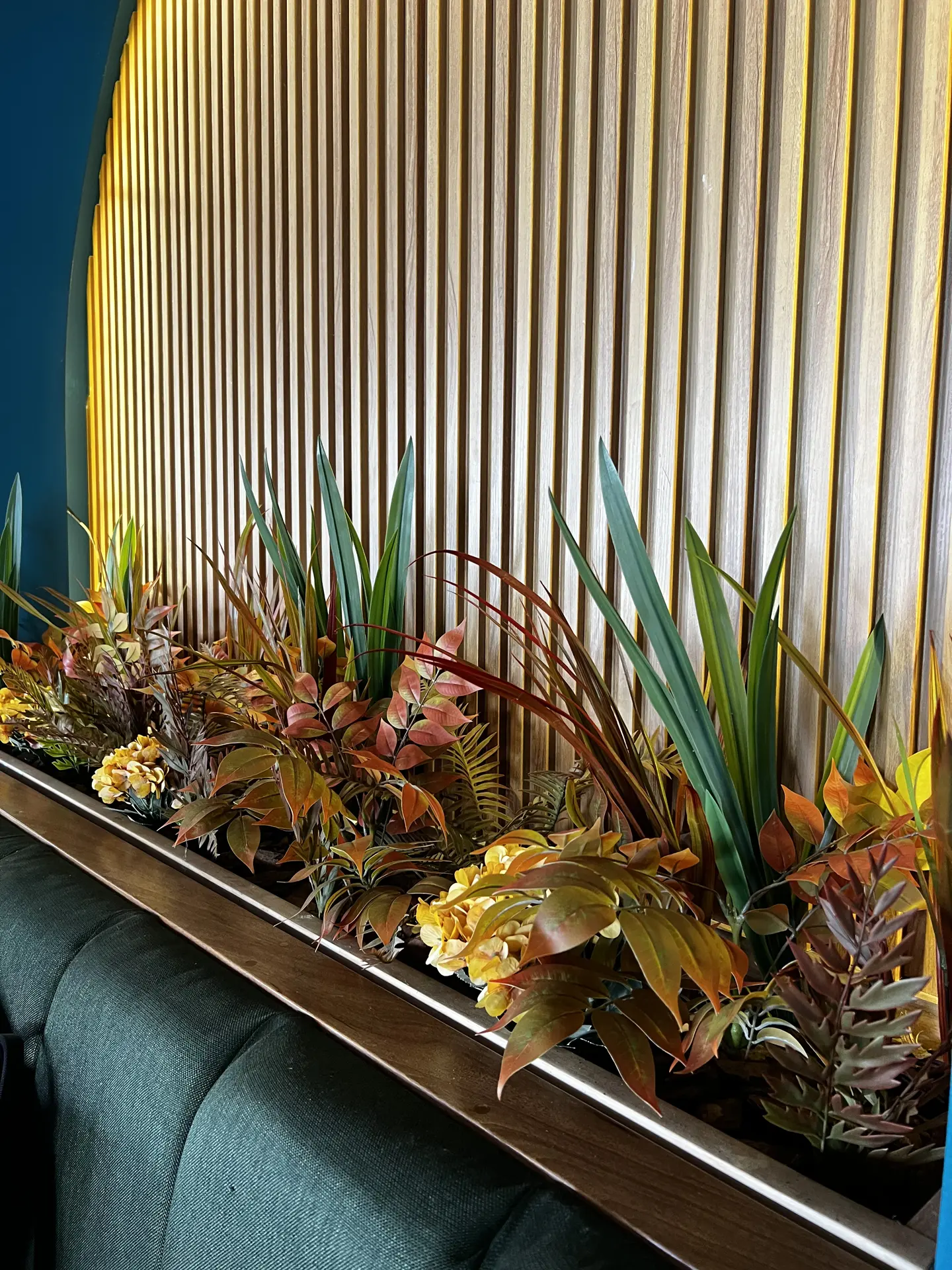 Decoracion Verde Variada en Mueble