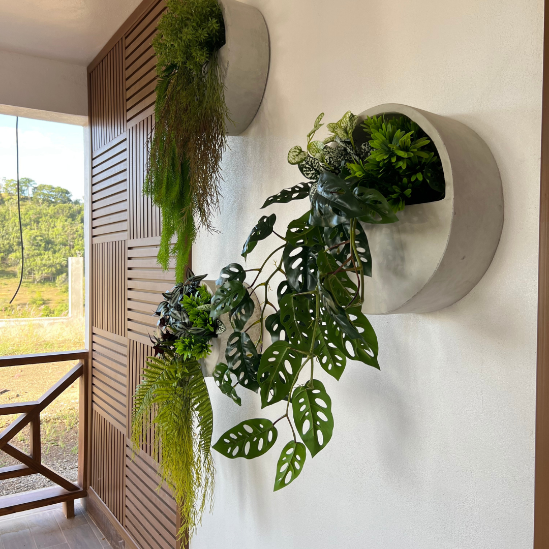 Decoracion Verde Variada en Macetero Decorativo en Pared